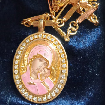 Pozlaćeni medaljon Bogorodica na lancu - roze