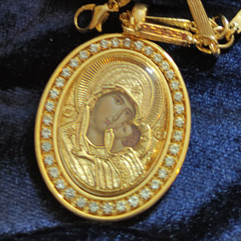 Pozlaćeni medaljon Bogorodica na lancu - zlatna boja-1
