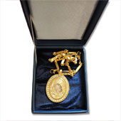 Pozlaćeni medaljon Bogorodica na lancu - zlatna boja